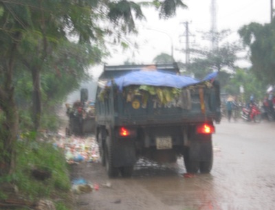 Vụ TP Vinh khốn đốn vì rác: Hàng trăm người lập chốt chặn xe rác - 5
