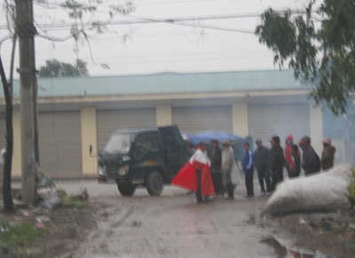 Vụ TP Vinh khốn đốn vì rác: Hàng trăm người lập chốt chặn xe rác - 6