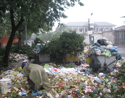 Vụ TP Vinh khốn đốn vì rác: Hàng trăm người lập chốt chặn xe rác - 2