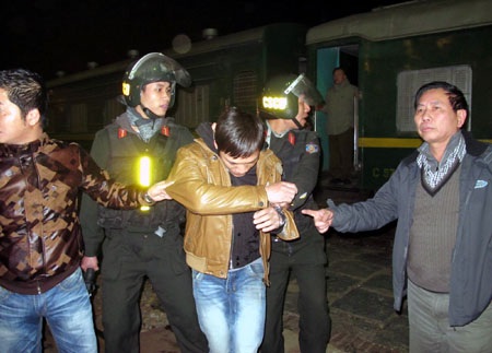 Bắt tàu khách vận chuyển hàng lậu, nhiều đối tượng manh động cướp hàng - 2 Bắt tàu khách vận chuyển hàng lậu, nhiều đối tượng manh động cướp hàng - 2