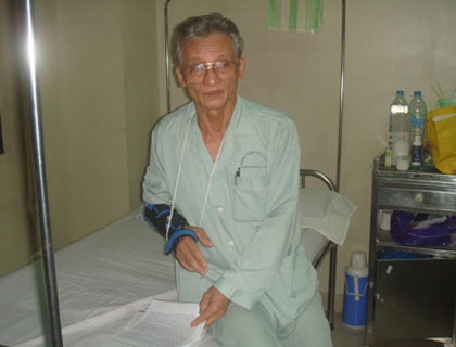 Khởi tố 2 đối tượng đánh ông già gần 80 tuổi   - 1