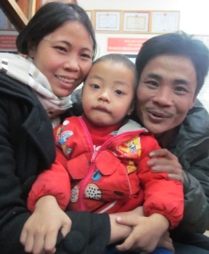 Gia đình cháu bé bị bắt cóc rạng ngời phút giây đoàn tụ - 2