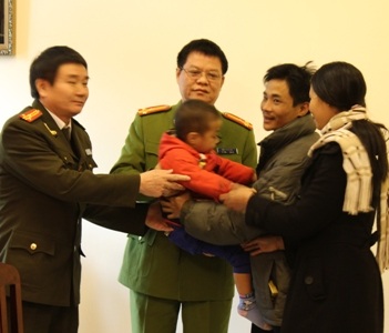 Gia đình cháu bé bị bắt cóc rạng ngời phút giây đoàn tụ - 3