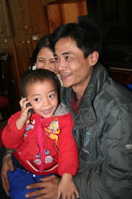 Gia đình cháu bé bị bắt cóc rạng ngời phút giây đoàn tụ - 4