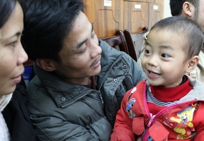 Gia đình cháu bé bị bắt cóc rạng ngời phút giây đoàn tụ - 5