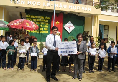 Quỹ học bổng Vừ A Dính trao 300 triệu tới học sinh 6 tỉnh vùng lũ - 1 Quỹ học bổng Vừ A Dính trao 300 triệu tới học sinh 6 tỉnh vùng lũ - 1