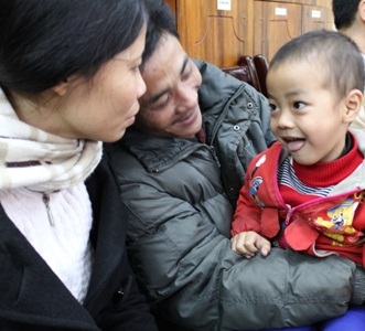 Gia đình cháu bé bị bắt cóc rạng ngời phút giây đoàn tụ - 1