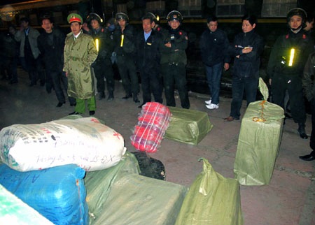 Bắt tàu khách vận chuyển hàng lậu, nhiều đối tượng manh động cướp hàng - 1 Bắt tàu khách vận chuyển hàng lậu, nhiều đối tượng manh động cướp hàng - 1