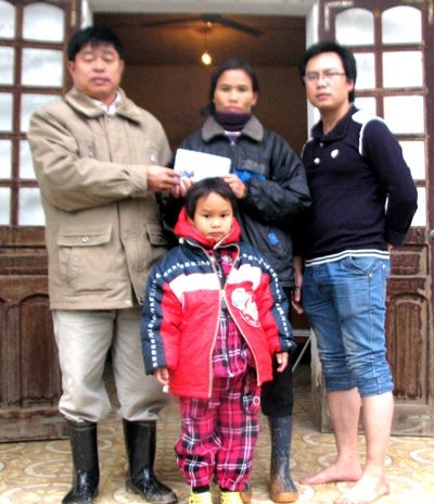 Vợ chồng nghèo và 3 đứa con bệnh tật nhận quà nhân ái - 1