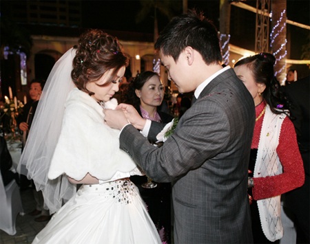 Người đẹp phim “Những cánh hoa bay” rạng rỡ trong ngày cưới - 4