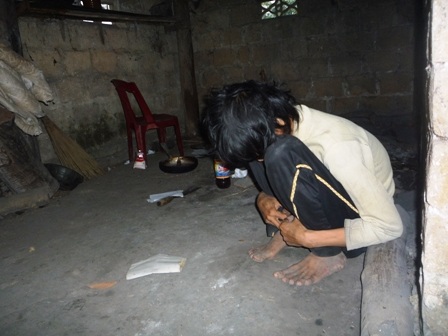 Cô bé 14 tuổi nuôi mẹ tâm thần, em trai ăn học - 1