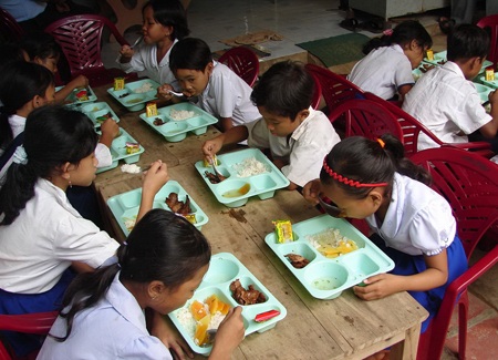 Suất cơm nghĩa tình cho học sinh nghèo miền Tây - 1 Suất cơm nghĩa tình cho học sinh nghèo miền Tây - 1