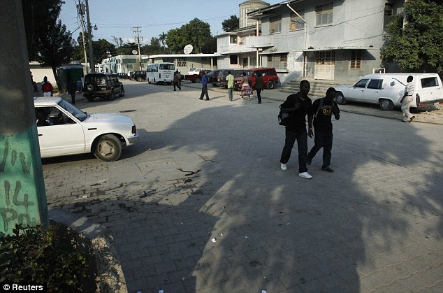 Haiti 1 năm sau động đất - cảnh kinh hoàng gần như nguyên vẹn - 10 Haiti 1 năm sau động đất - cảnh kinh hoàng gần như nguyên vẹn - 10