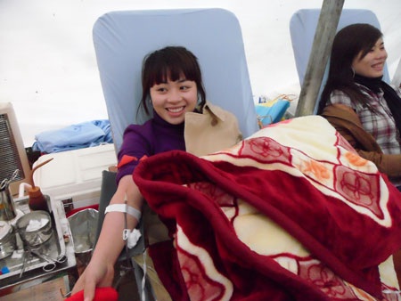 Giới trẻ Hà Nội không ngại mưa rét đi hiến máu - 4 Giới trẻ Hà Nội không ngại mưa rét đi hiến máu - 4