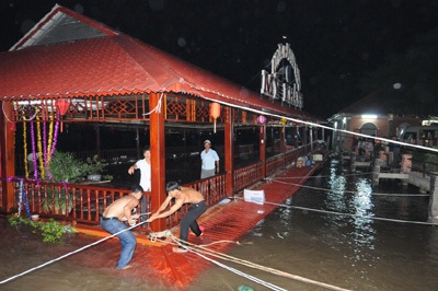  Lên phương án trục vớt nhà hàng nổi bị... chìm - 1