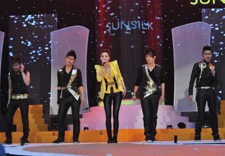 Hà Hồ xua tan giá rét Hà Nội - 8