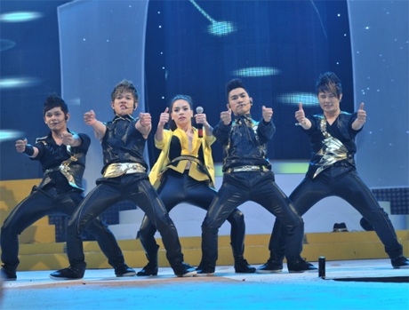 Hà Hồ xua tan giá rét Hà Nội - 9