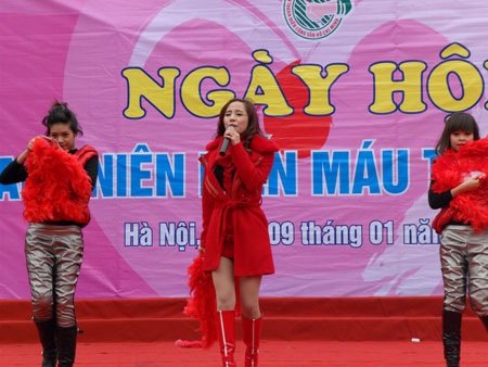 Giới trẻ Hà Nội không ngại mưa rét đi hiến máu - 10 Giới trẻ Hà Nội không ngại mưa rét đi hiến máu - 10