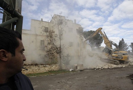 Israel phá khách sạn Đông Jerusalem để xây khu định cư - 1