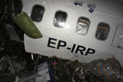 Máy bay Iran vỡ vụn, ít nhất 71 người thiệt mạng - 1