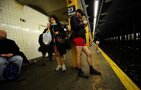 "Ngày không quần đi tàu" ở New York - 7 "Ngày không quần đi tàu" ở New York - 7