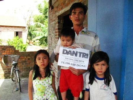 Nhà có 3 chị em vẹo cột sống nhận quà nhân ái - 1