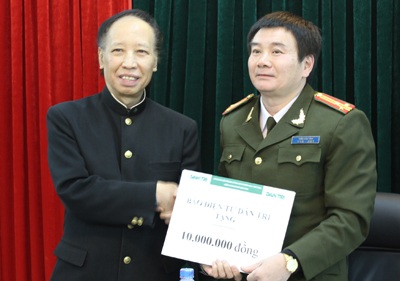 Gia đình bé bị bắt cóc đến cảm ơn CAQ Hoàng Mai và báo Dân trí - 2 Gia đình bé bị bắt cóc đến cảm ơn CAQ Hoàng Mai và báo Dân trí - 2