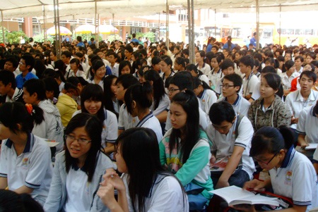 2.500 học sinh dự ngày hội tư vấn tuyển sinh  - 1