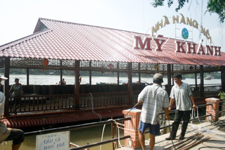 Bắt đầu trục vớt nhà hàng nổi bị chìm - 2 Bắt đầu trục vớt nhà hàng nổi bị chìm - 2