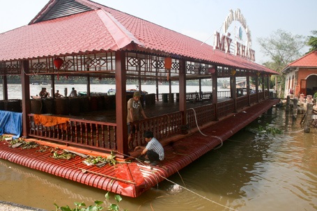 Bắt đầu trục vớt nhà hàng nổi bị chìm - 1 Bắt đầu trục vớt nhà hàng nổi bị chìm - 1