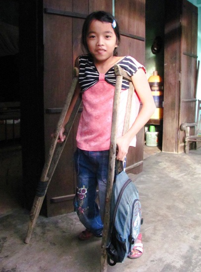 "Con chỉ ước có đôi nạng để đến trường" - 1