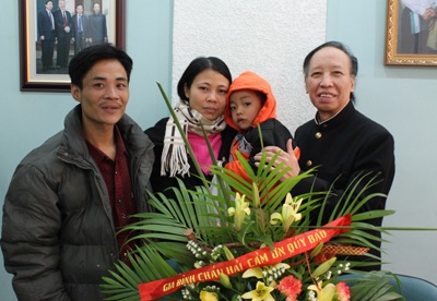 Gia đình bé bị bắt cóc đến cảm ơn CAQ Hoàng Mai và báo Dân trí - 1 Gia đình bé bị bắt cóc đến cảm ơn CAQ Hoàng Mai và báo Dân trí - 1