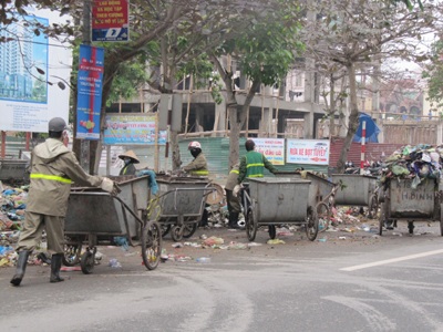 “Giải phóng” lượng rác khổng lồ ứ đọng ở TP Vinh - 2 “Giải phóng” lượng rác khổng lồ ứ đọng ở TP Vinh - 2
