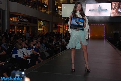 Chân dài trên “sàn diễn công nghệ” CES 2011 - 10