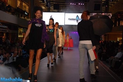 Chân dài trên “sàn diễn công nghệ” CES 2011 - 16