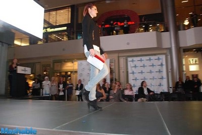 Chân dài trên “sàn diễn công nghệ” CES 2011 - 5