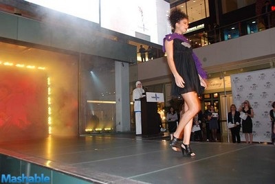 Chân dài trên “sàn diễn công nghệ” CES 2011 - 7