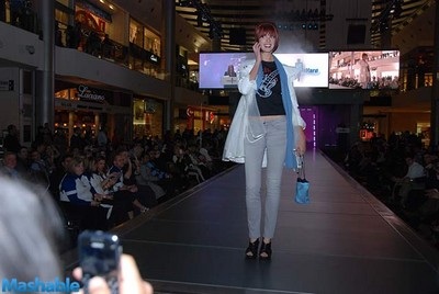 Chân dài trên “sàn diễn công nghệ” CES 2011 - 8