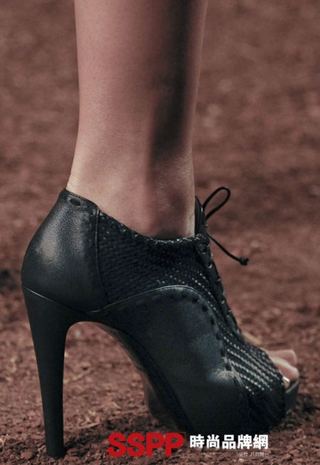 Những mẫu giầy mới nhất 2011 của Hermes và John Galliano - 1