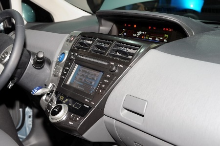 Toyota Prius V - Tăng diện tích, thêm tiện ích - 10