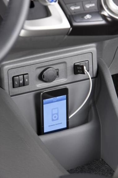 Toyota Prius V - Tăng diện tích, thêm tiện ích - 14