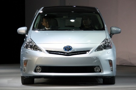 Toyota Prius V - Tăng diện tích, thêm tiện ích - 3