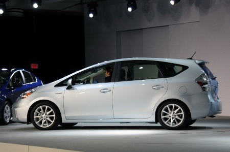 Toyota Prius V - Tăng diện tích, thêm tiện ích - 5