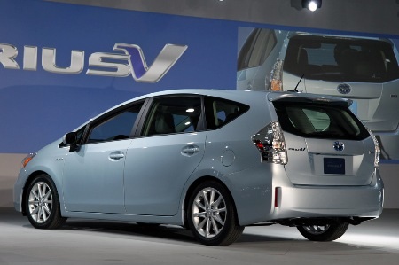 Toyota Prius V - Tăng diện tích, thêm tiện ích - 6
