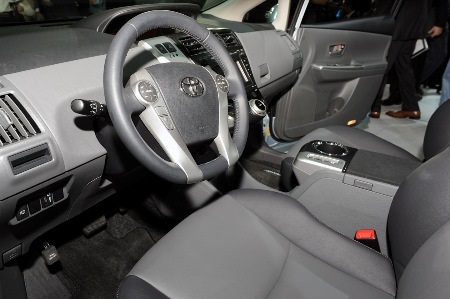 Toyota Prius V - Tăng diện tích, thêm tiện ích - 9