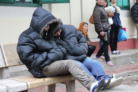 Chùm ảnh: Bệnh nhân và người nhà co ro giữa trời lạnh - 8