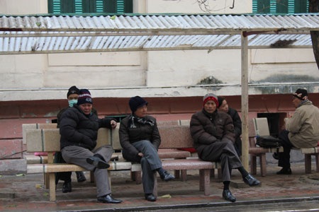 Chùm ảnh: Bệnh nhân và người nhà co ro giữa trời lạnh - 2