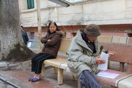 Chùm ảnh: Bệnh nhân và người nhà co ro giữa trời lạnh - 7