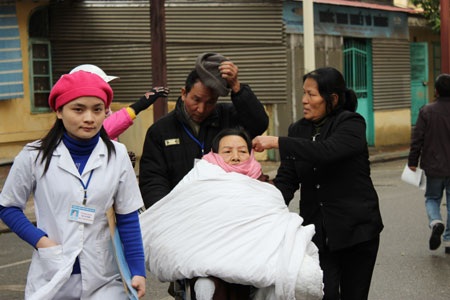 Chùm ảnh: Bệnh nhân và người nhà co ro giữa trời lạnh - 13