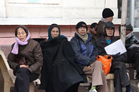 Chùm ảnh: Bệnh nhân và người nhà co ro giữa trời lạnh - 6